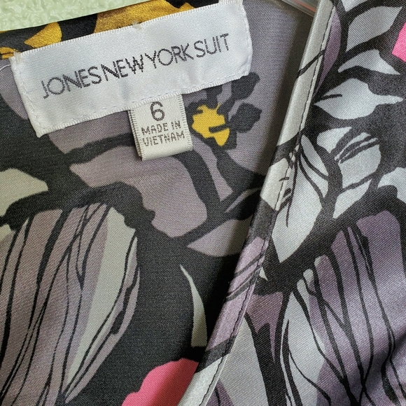 Jones New York Sleeveless Satin Floral Shell Tank Pink, Gray Size 6 - Picture 2 of 4